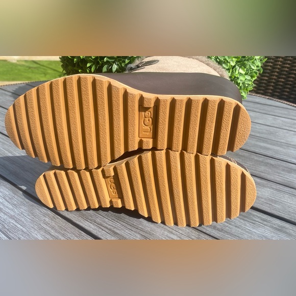 Women’s UGG Alasdair Leather Wedge Ankle Booties - Picture 4 of 8